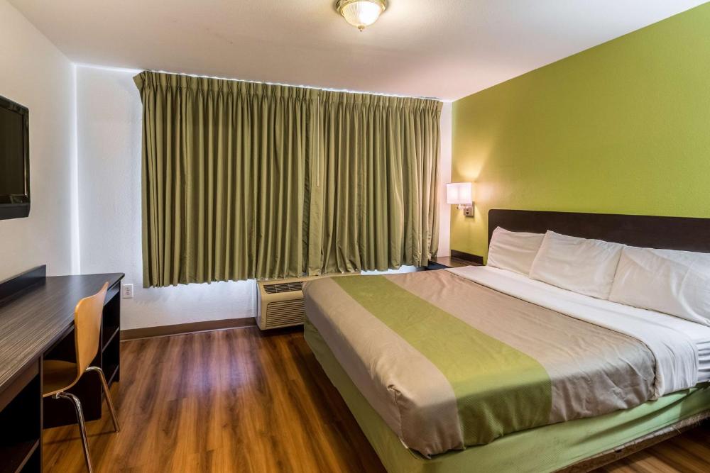 King Room - Non-Smoking interior